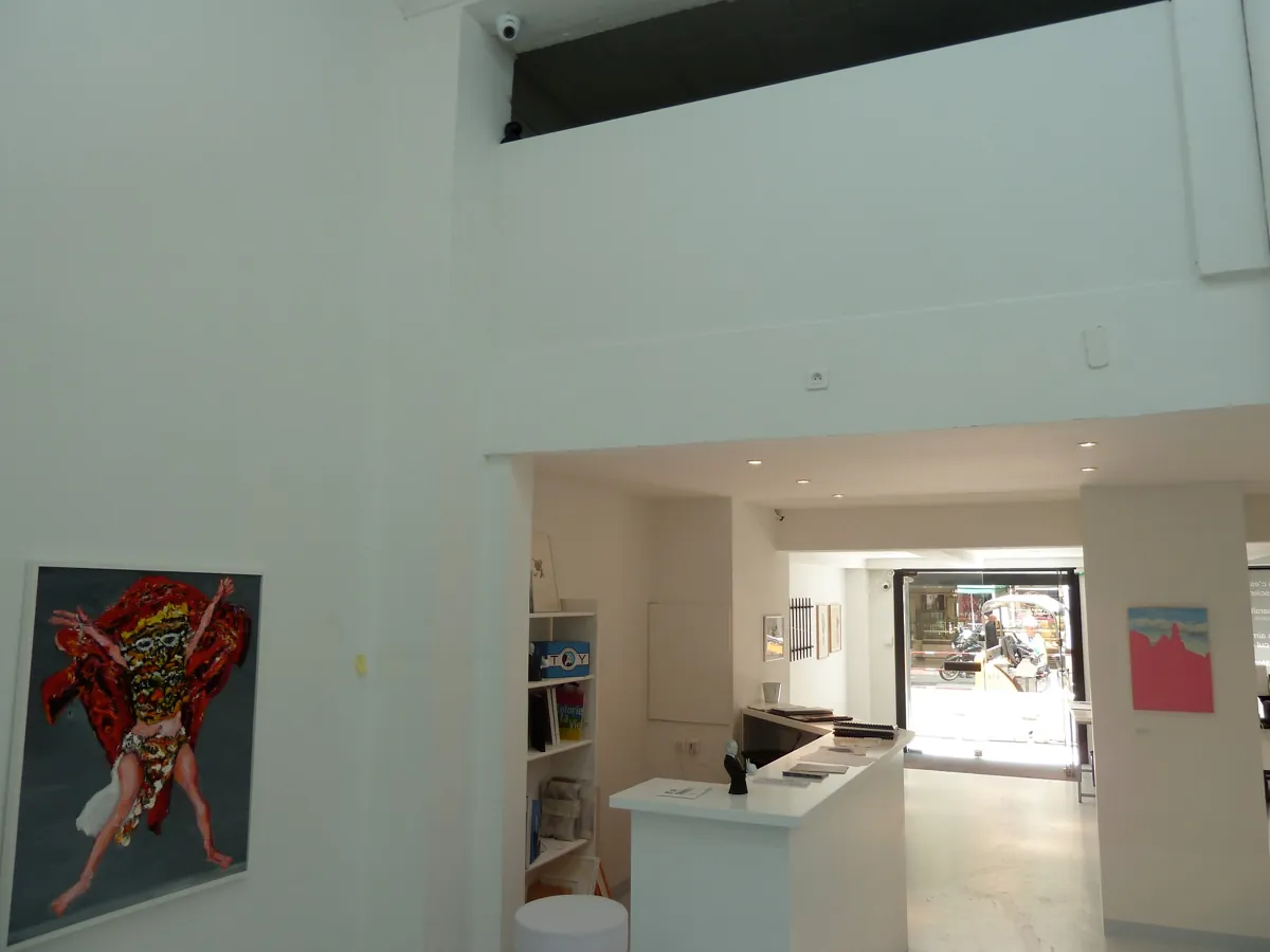Caméras dômes discrètes dans un hall à Nice